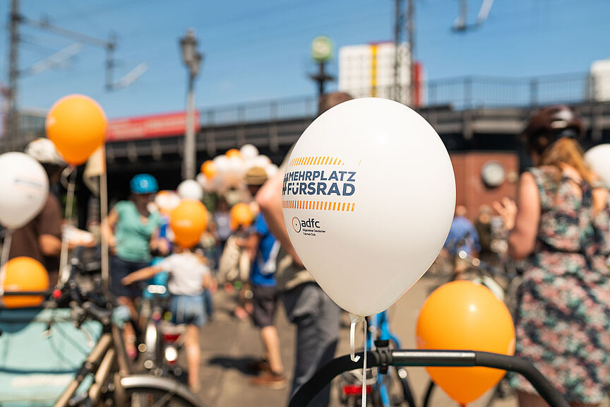 Ballons bei der Sternfahrt Berlin Ballons mit ADFC Kampagnenmotiv Mehr Platz fürs Rad