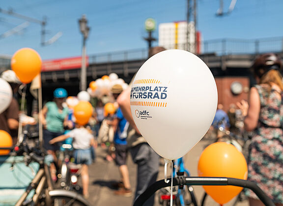 Ballons mit ADFC Kampagnenmotiv Mehr Platz fürs Rad
